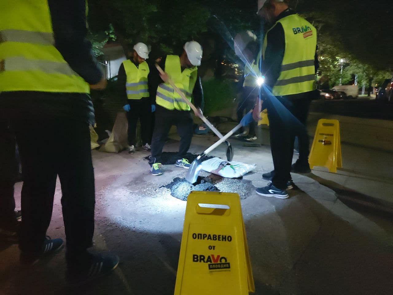 Нощно чудо в Кючука: Граждани сами запушиха дупки в асфалта