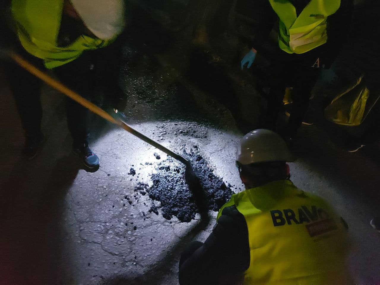 Група приятели ремонтират със собствени средства дупките по улиците в Пловдив