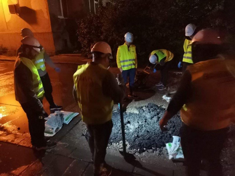 Младежи запретнаха ръкави - сами асфалтираха дупки в Пловдив
